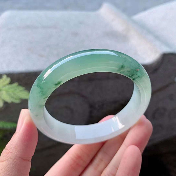 翡翠【手鐲】芙蓉底飄花正圈 【圈口】57.5/14.1/8mm 【價格】59800 【描述】玉質(zhì)細(xì)膩水潤，白凈溫潤，芙蓉綠花別致淡雅，清爽宜人，完美！