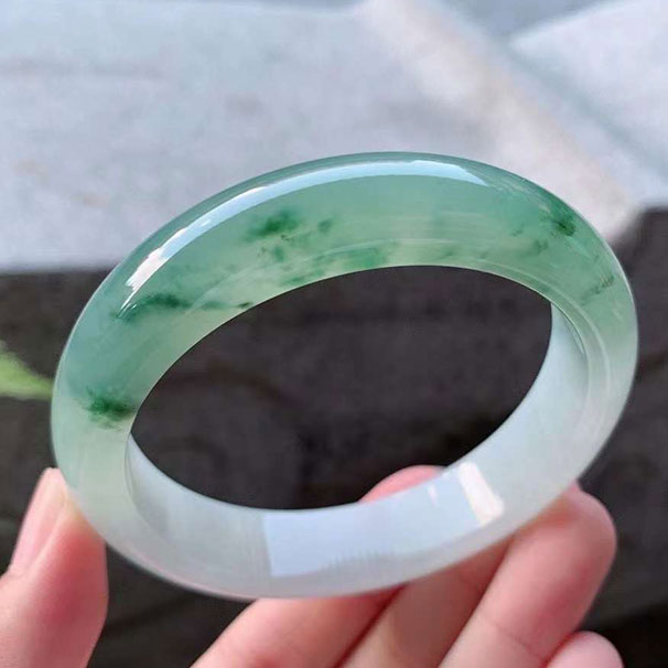 翡翠【手鐲】芙蓉底飄花正圈 【圈口】57.5/14.1/8mm 【價(jià)格】58800 【描述】玉質(zhì)細(xì)膩水潤(rùn)，白凈溫潤(rùn)，芙蓉綠花別致淡雅，清爽宜人