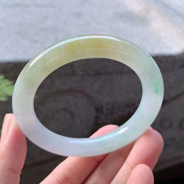 翡翠【手鐲】黃翡淡底圓條 【圈口】53/9.3/9.6mm 【價(jià)格】38800 【描述】品質(zhì)細(xì)膩溫潤(rùn)，黃翡明艷亮麗，甜美誘人，清爽淡底色