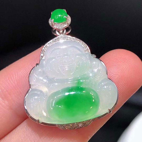 翡翠笑臉大肚佛吊墜 飄冰種陽綠色，肚里有財，寓意好，開臉慈祥~ 尺寸：27.5-21.8-6.2//18.7-20.7-3 9280