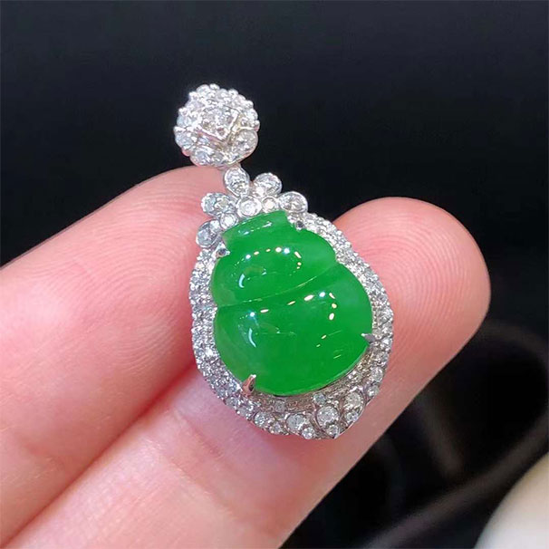 胖嘟嘟的葫蘆吊墜 冰種陽綠色，滿綠，種水很好形狀我很喜歡，精致的小胖葫蘆，很好看 尺寸：23.5-12.7-8//11-9.7-3.3 13000