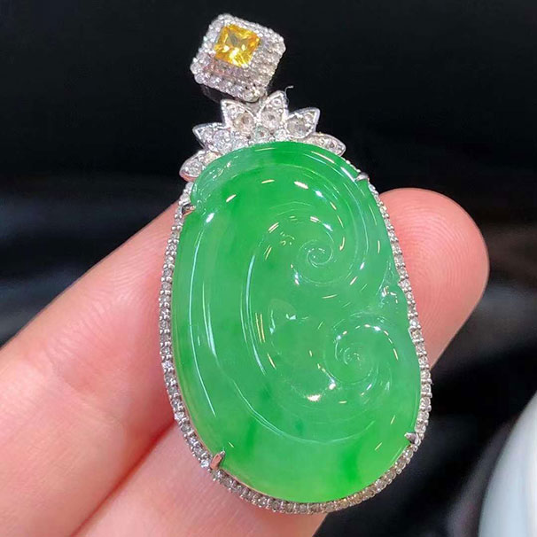 大大的一枚如意吊墜 種水不錯，滿色，佩戴很大氣 尺寸：38-19.4-7.8//26-17.1-3 14800