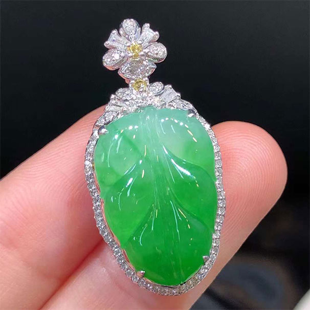 葉子吊墜 顏色很舒服的一款，很正的陽(yáng)綠色，有漸變的感覺(jué)，很有意境的一款吊墜 尺寸：30.6-15.319.2//18.6-12.9-3.1mm 13600