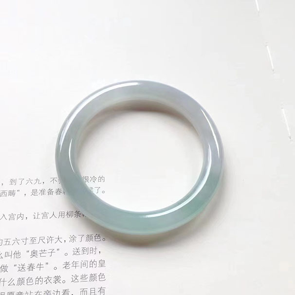 圓條底色種水鐲 尺寸:54.3/8.8/8.8mm 細潤，淡雅，清爽鐲，這個佩戴干凈利落的感覺，小清新小淡雅~