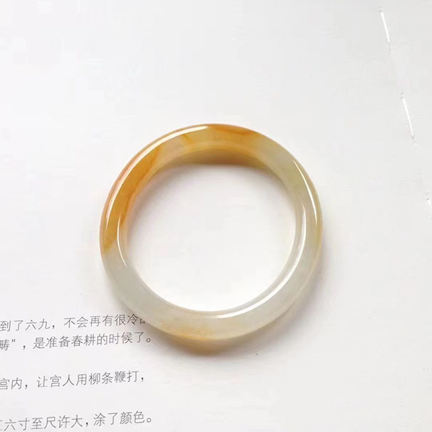 貴妃黃翡種水鐲 貴妃尺寸:52.3/8/7.5mm 短內(nèi)徑47mm。正圈50.3可戴 這支顏色就非常鮮艷了，一眼便被吸引的那種，加上本身自帶種水，潤(rùn)感強(qiáng)，暖黃底的搭配就很小清新，推薦！