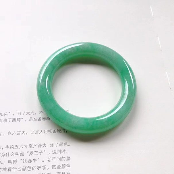 圓條滿綠鐲 尺寸:56/11.5/11.5mm 滿滿當當?shù)木G色，顏色偏陽，條形也飽滿，上手妥妥的名媛風，