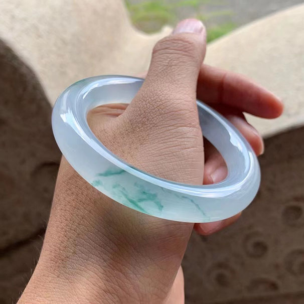 圓條飄花種水鐲 尺寸:56/11.6/12mm 水頭非常好，種老底細(xì)，很潤，白底清爽飄花，手鐲條型比較好，大力推薦。