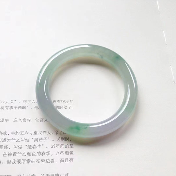 圓條果凍底色種水鐲 尺寸:59.5/10.5/10.5mm 非常水潤(rùn)，果凍感，起膠味，大圈口，顏色運(yùn)用得很巧妙，有種淡淡的春彩色，水潤(rùn)與繽紛感并存！