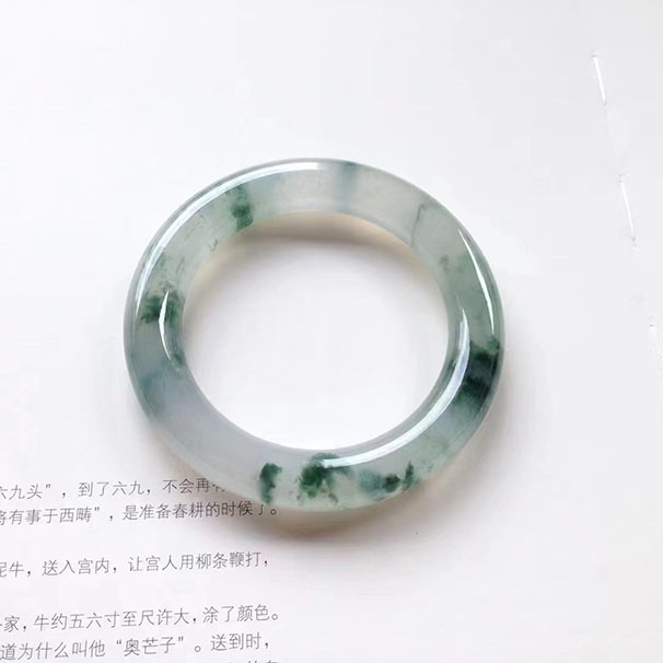 圓條飄花意境種水鐲 尺寸:57/11.7/12mm 種極老，果凍起膠，飄著絲絮狀的綠花，畫(huà)面感不錯(cuò)，猶如把山水畫(huà)戴在了手上，簡(jiǎn)直完美！