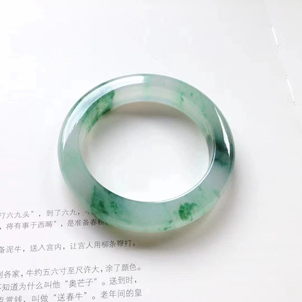 高品質(zhì)正圈飄花種色品質(zhì)鐲。 尺寸:59.2/13.5/11.3mm 版型非常的好，質(zhì)感強(qiáng)，實(shí)力大圈口，翠綠花點(diǎn)綴，花感清晰，佩戴氣場(chǎng)強(qiáng)大，霸氣全開(kāi)~