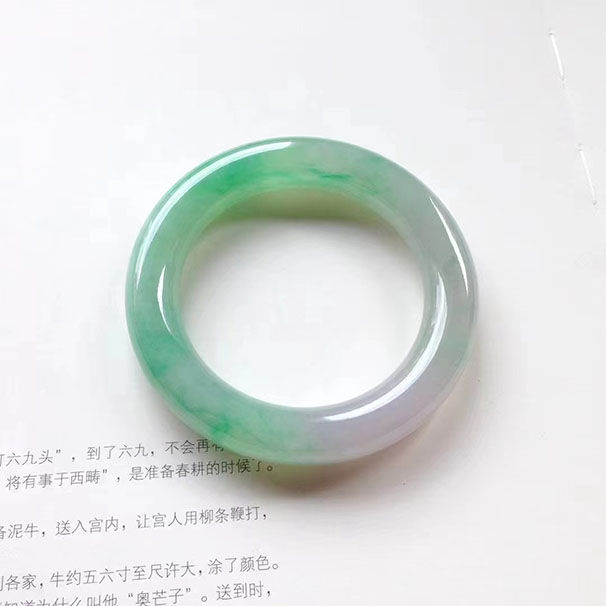 圓條品質(zhì)春彩鐲 尺寸:55.6/12.8/12.3mm 品質(zhì)鐲，大面積的冰綠色，還是超過12+的條形了，超級(jí)飽滿，而且整體肉質(zhì)也很細(xì)，上手非常驚艷！