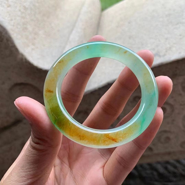 收藏級別圓條黃加綠特色種水鐲 尺寸:52/10.5/10.5mm 收藏級別，當翠色欲滴的綠色遇上明亮鮮活的黃色，富有層次感的色彩，黃與綠和諧融合，顏色極致誘惑，讓人觀之喜悅。