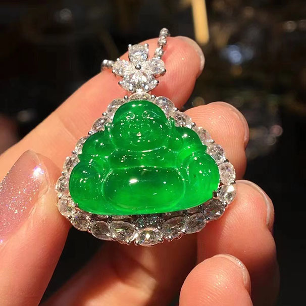 艷陽(yáng)綠佛公 很難得的厚裝，底子很細(xì)膩，顏色濃郁起光，雕工精湛，開(kāi)臉喜慶，詢價(jià)結(jié)緣