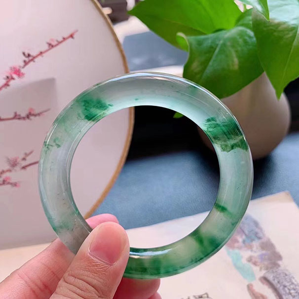 高冰飄綠花圓條 尺寸：56/11.5/11.5mm 高品質(zhì)，清澈透亮，水靈漂亮，起熒光，綠花清新婉麗，裊娜柔美。 收藏極品！?。? class=