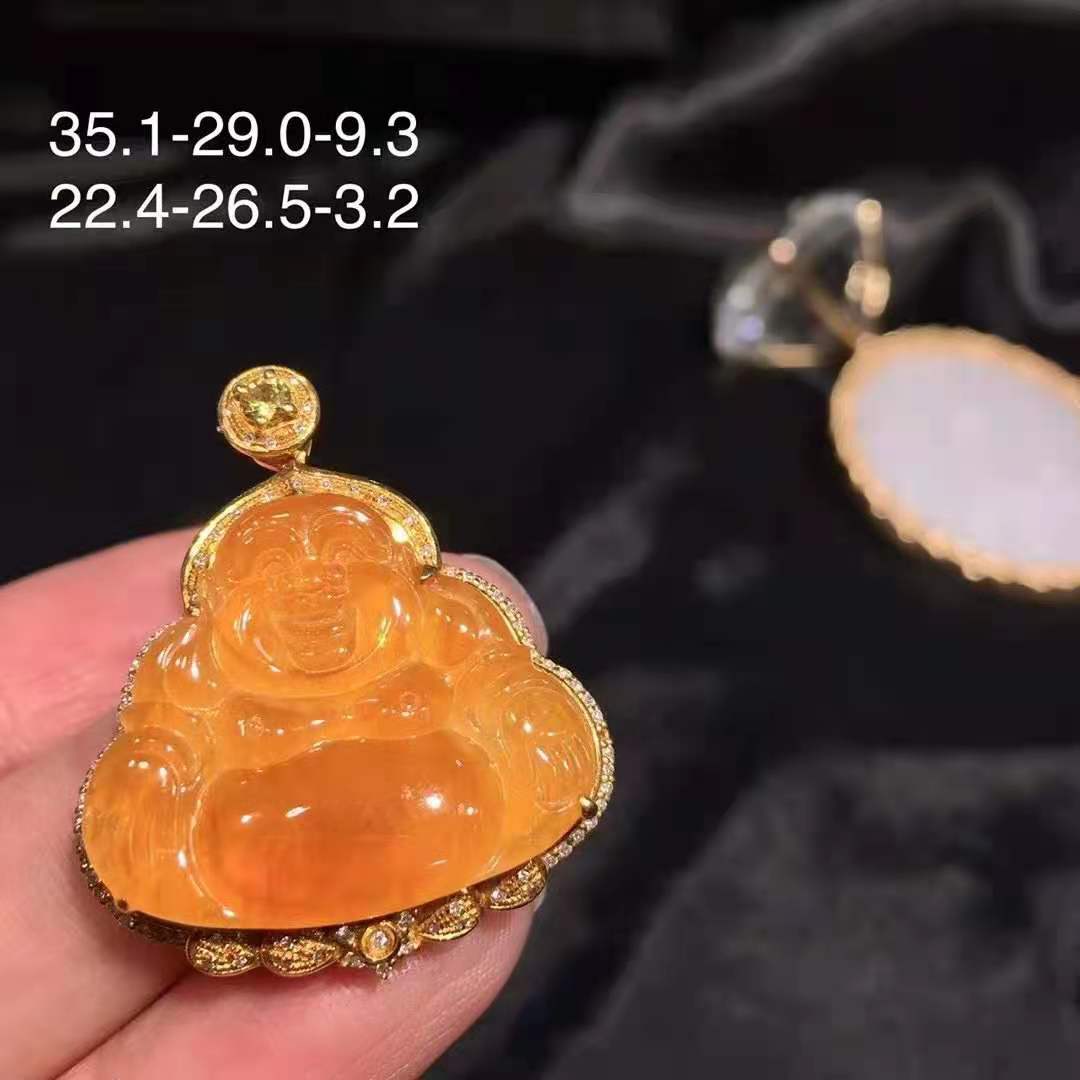 18k金鑲嵌黃翡翡翠佛公吊墜 顏色非常艷麗，翡翠種水好，大肚能容天下事，佛形飽滿
