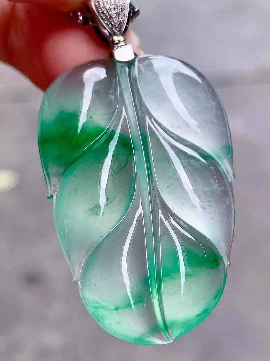 冰種翡翠葉子，玻璃種飄綠花翡翠大葉子吊墜，寓意事業(yè)有成 剛性通透，木那料！葉子尺寸38.6-25.3-6