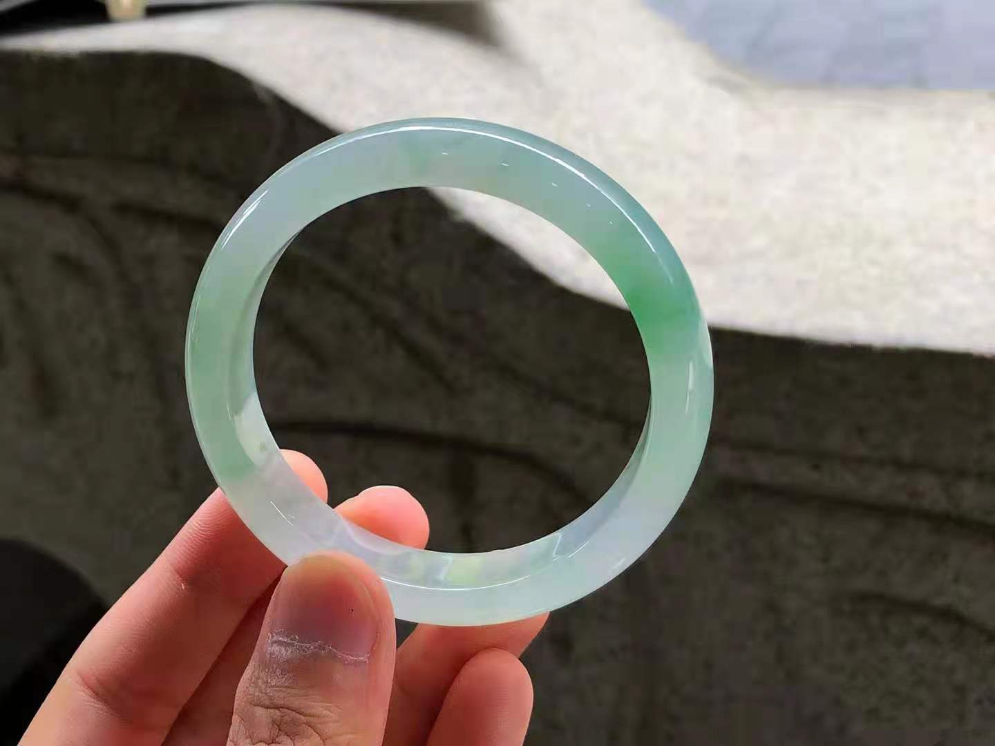 起膠冰種飄綠花正圈翡翠手鐲，58圈口，水潤(rùn)通透，種老起膠，飄花典雅韻味，尺寸：58.2×12.8×8mm，完美。精品62000元