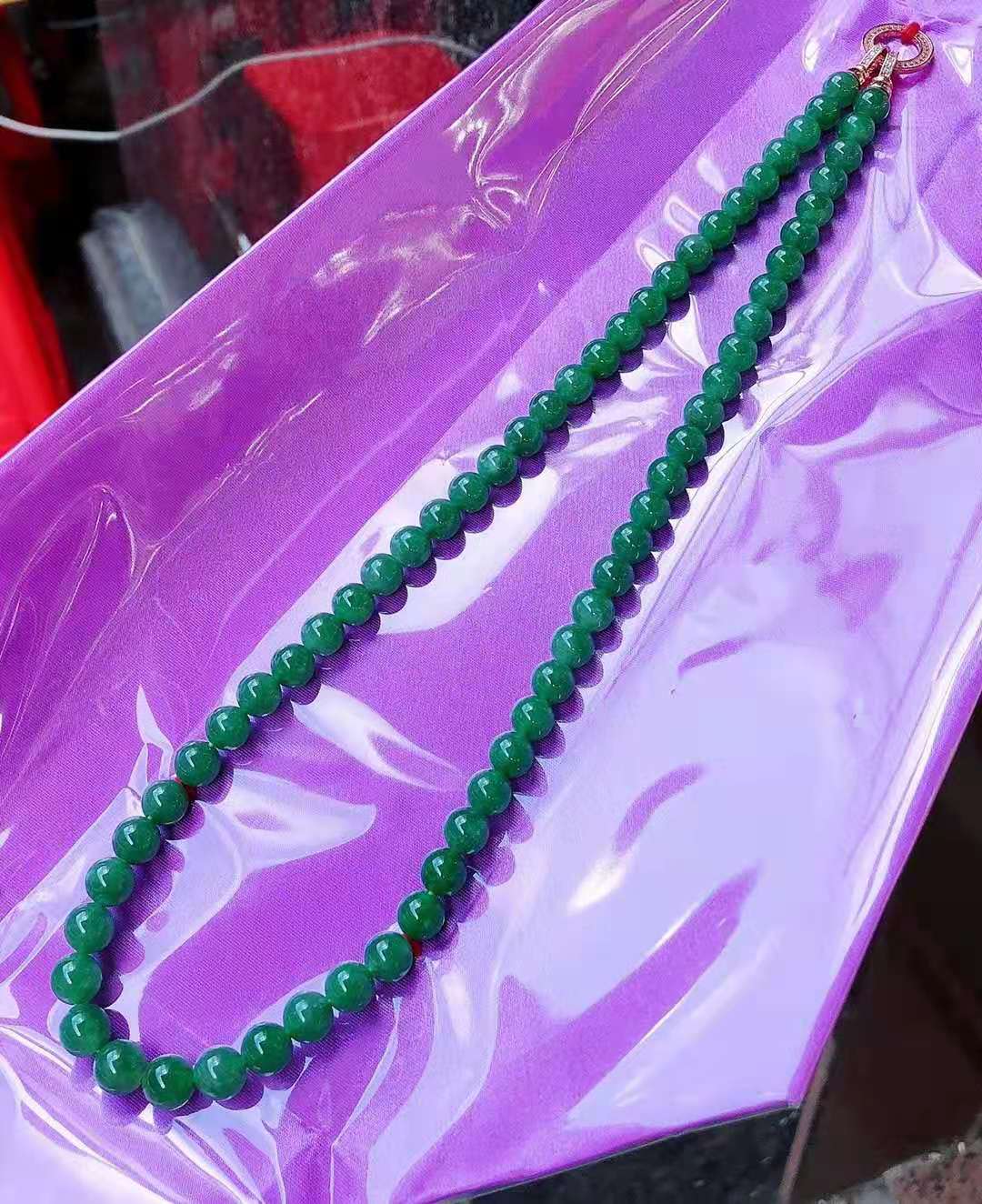 冰底辣綠翡翠珠鏈，18k金鉆石扣頭，翡翠項鏈尺寸：8-9mm，65顆翡翠珠子。配國家證書。極品翡翠珠串四十多萬