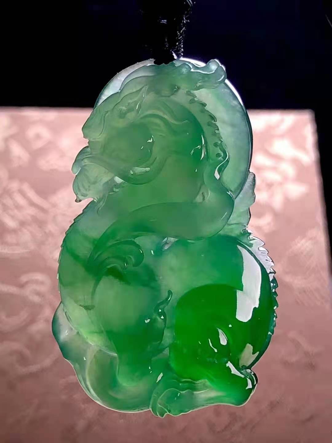 【守龍護(hù)主】厚裝綠翡翠龍牌掛件，料子不錯(cuò)，尺寸44.5-28-10mm，重量20.55g