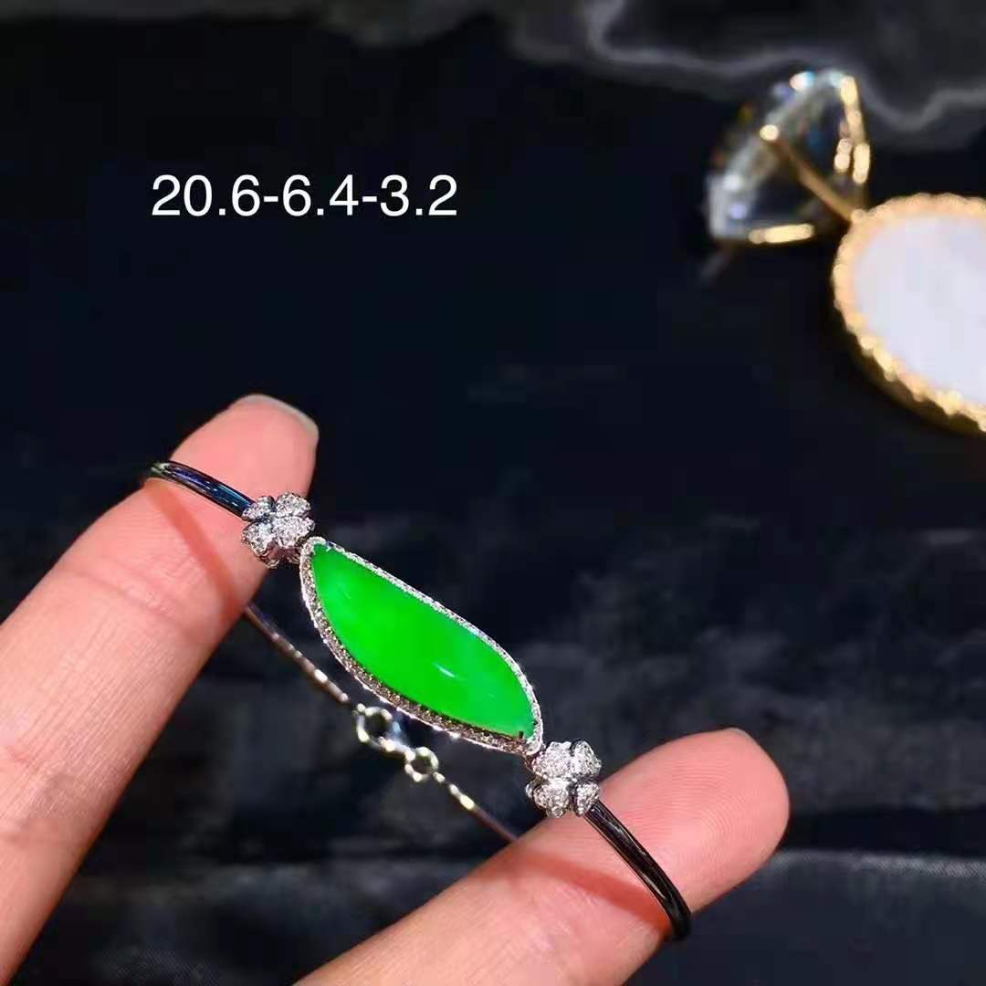 滿綠翡翠手鐲，隨形手鏈，翡翠顏色種水都深得我心的一款手鐲，隨意不死板，可時尚可優(yōu)雅 16800   特價不議