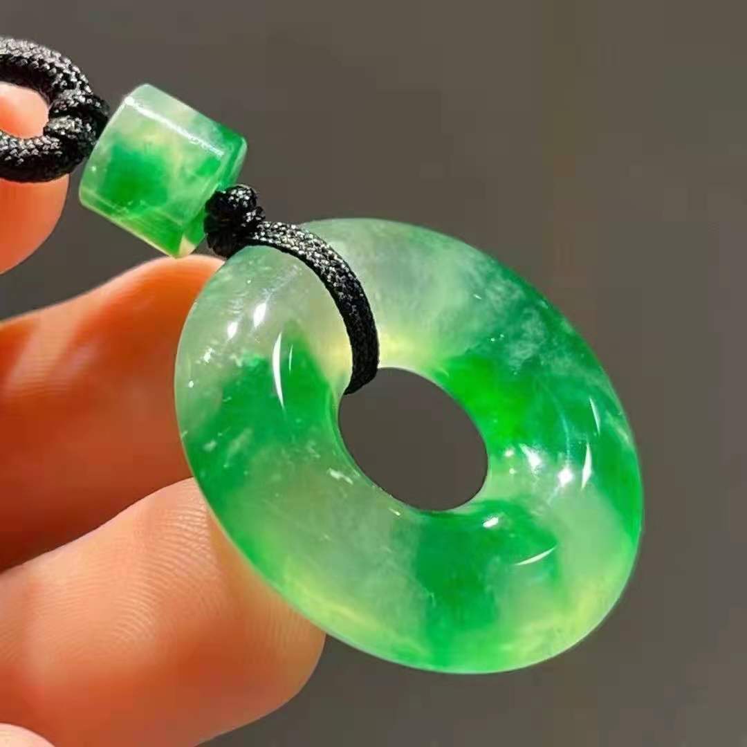 高冰種翡翠飄陽花甜甜圈掛件 這個翡翠圈真的一眼入心的品質，最近甜甜圈價格真是飛漲，尺寸25.5*6，喜詢~