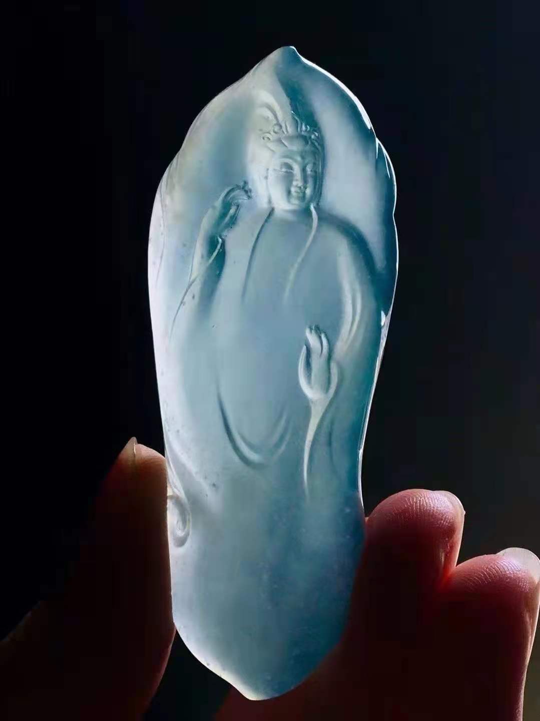 翡翠觀音法相 天空藍(lán)料子，純凈細(xì)膩果凍感 刻畫仙隱，素雅大氣，精致的翡翠雕工 尺寸：70.3*27.3*7.6mm  喜詢~