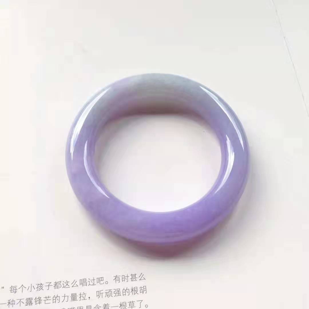 圓條品質(zhì)美艷紫羅蘭翡翠手鐲 尺寸:55.8/12.2/12.5mm 濃紫翡翠高貴好看，見光不失色，很顯氣質(zhì)的一款56圈口翡翠手鐲，完美。 ：小六