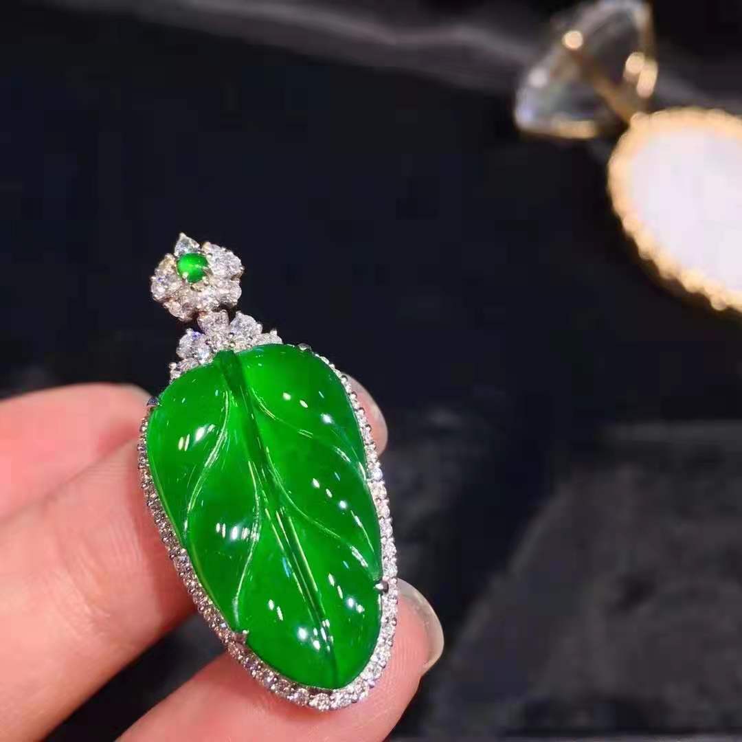 18k鑲嵌滿綠翡翠葉子吊墜 膠膠潤(rùn)潤(rùn)的翡翠非常討喜，翠綠翠綠的滿綠翡翠，高品質(zhì)推薦，金枝玉葉，這個(gè)性價(jià)比超級(jí)，尺寸37.4*17.1*10.0，裸石25.0*14.8*2.5