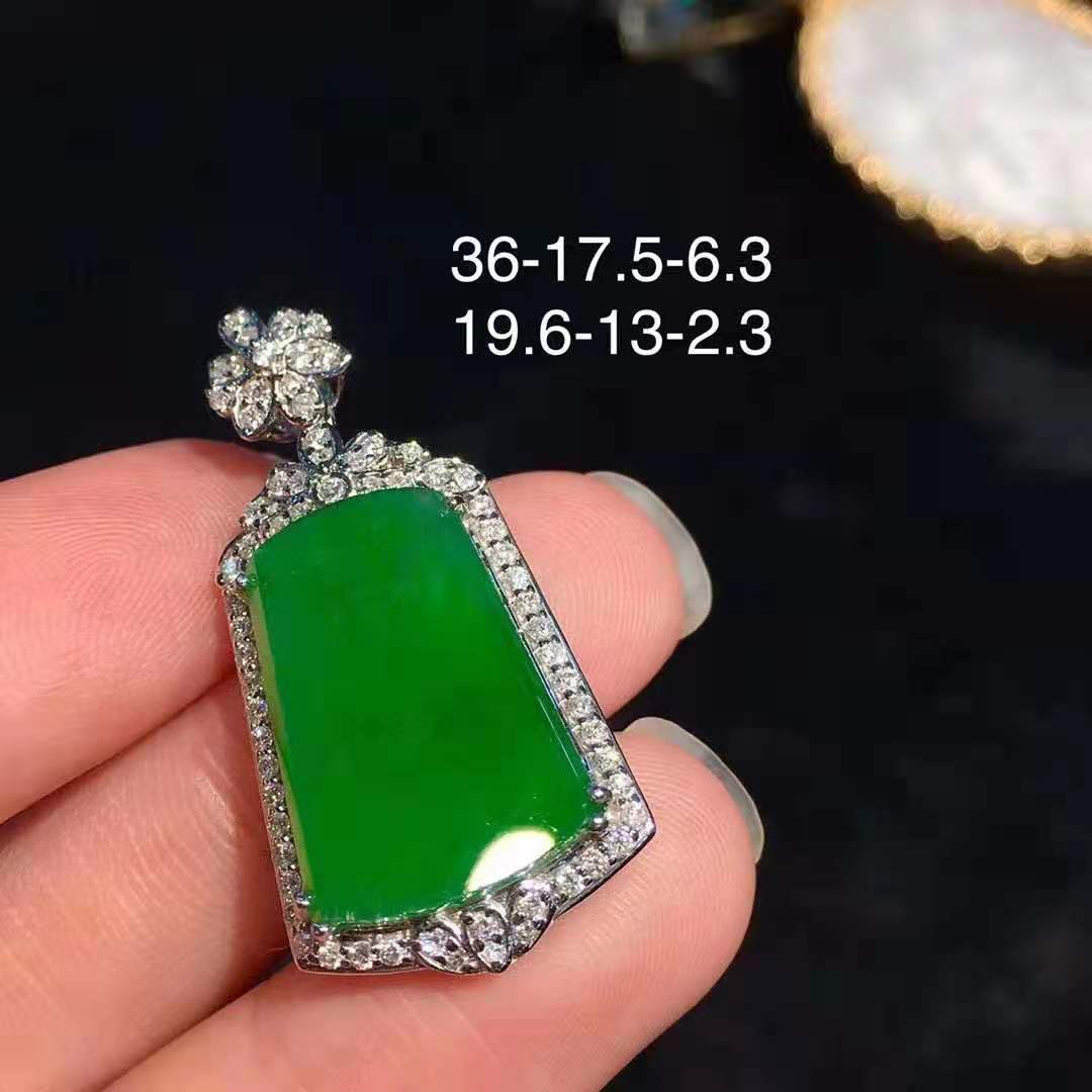 18k金鑲嵌滿(mǎn)綠無(wú)事牌翡翠吊墜 翡翠種水很好，深邃的滿(mǎn)綠牌子，這個(gè)看中萬(wàn)品質(zhì)，形狀很規(guī)整，想找牌子的不要錯(cuò)過(guò)！整體36*17.5*6.3，裸石19.6*13*2.3