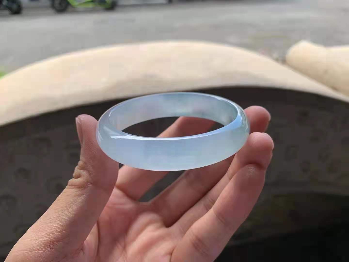 貴妃種水飄花翡翠手鐲 貴妃鐲尺寸:54.6/13/6.5mm 短內(nèi)徑48.5mm。正圈52.6可戴 強烈的果凍膠感，化得極細，飄花那一半更加水潤通透，翡翠手鐲上手服帖好看，喜詢 ：中萬