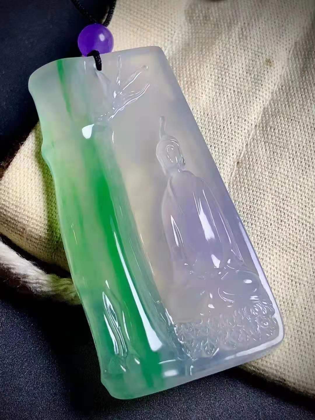 清凈不染 翡翠玉雕大師加龍雕刻作品 翡翠意境十足，尺寸：56.5-28.2-7mm 喜詢~