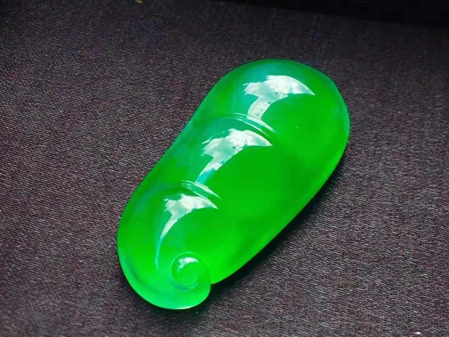 飽滿厚裝滿綠翡翠福豆 厚裝種水好，翡翠顏色夠翠綠，顏色種水都是頂級了，翡翠福豆尺寸46.8-21.2-12.5，喜詢~