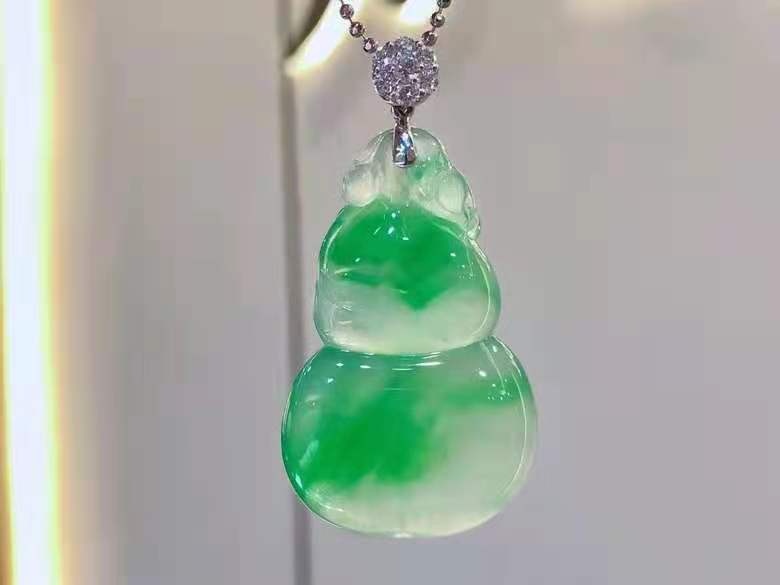 18k金鑲翡翠葫蘆吊墜，素件葫蘆，k金扣頭~整體尺寸48.7*25.4*6.2mm，裸石尺寸40*25.4*6.2mm，喜詢😍😍😍