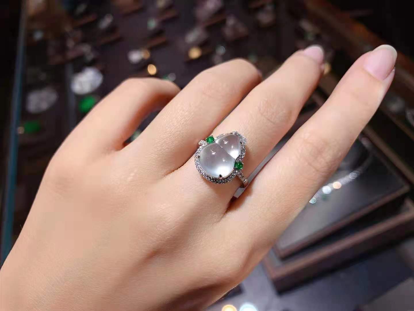 18k金鑲翡翠戒指，白冰葫蘆飽滿起瑩光，整體尺寸15.8*13.2*10.4mm，裸石尺寸13.4*9.9mm，特價6880元，不議價