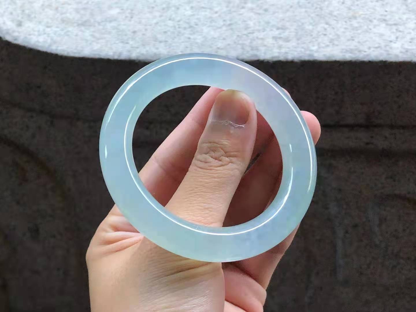 極品小六價，57圈口， 起膠冰種晴水圓條翡翠手鐲，純凈水靈靈，清雅氣質(zhì)，高品質(zhì)。尺寸：57×12.1×11.6mm，完美。