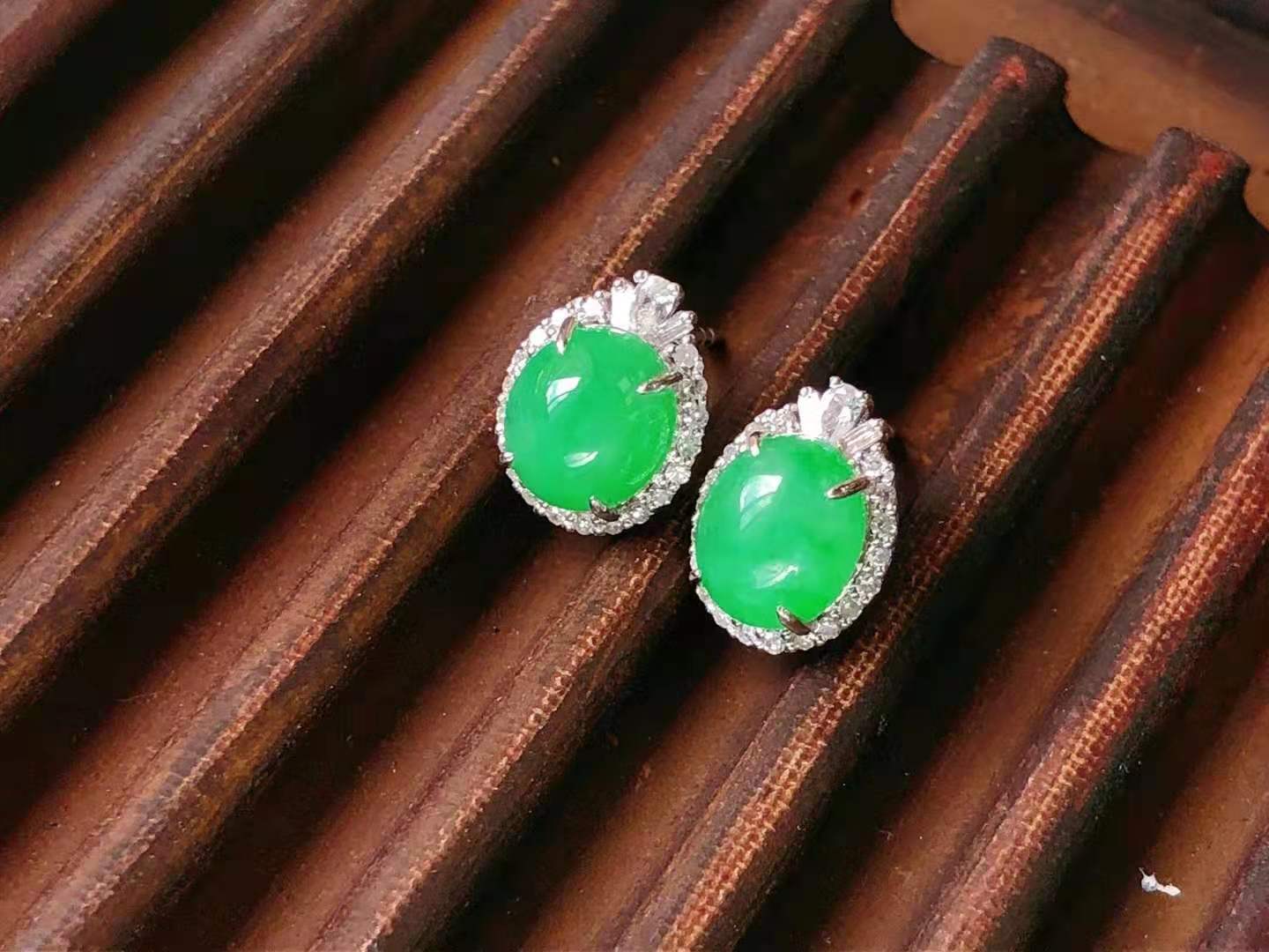18k金鑲翡翠耳釘，蛋面四瓜，大氣而精美，整體尺寸10.9*8.4*6.7mm，裸石尺寸7.8*6.7mm，特價4500元，不議價；
