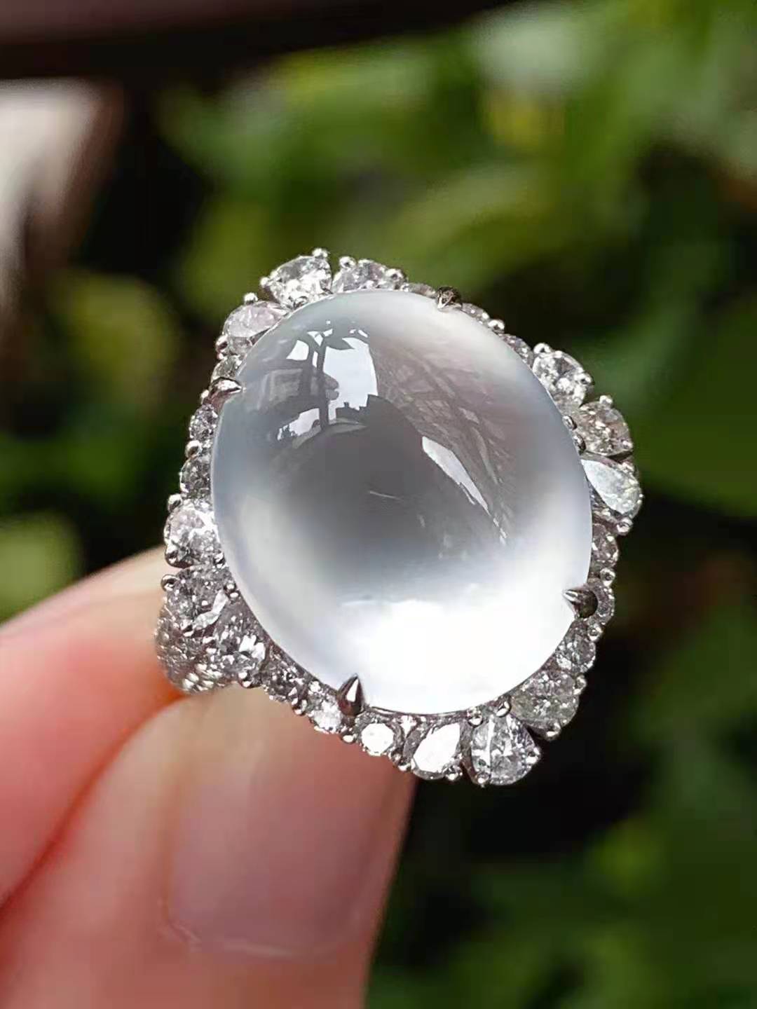 18k金鑲翡翠戒指，高冰大鴿子蛋，飽滿~整體尺寸20.9*18.2*13.6mm，裸石尺寸15.7*13.1mm，圈口14#，價(jià)4萬+，喜詢