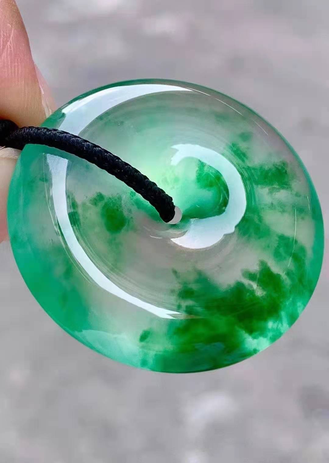 玻璃種飄綠花翡翠平安扣 厚裝通透，起熒光！ 尺寸：37-7.6   喜詢~