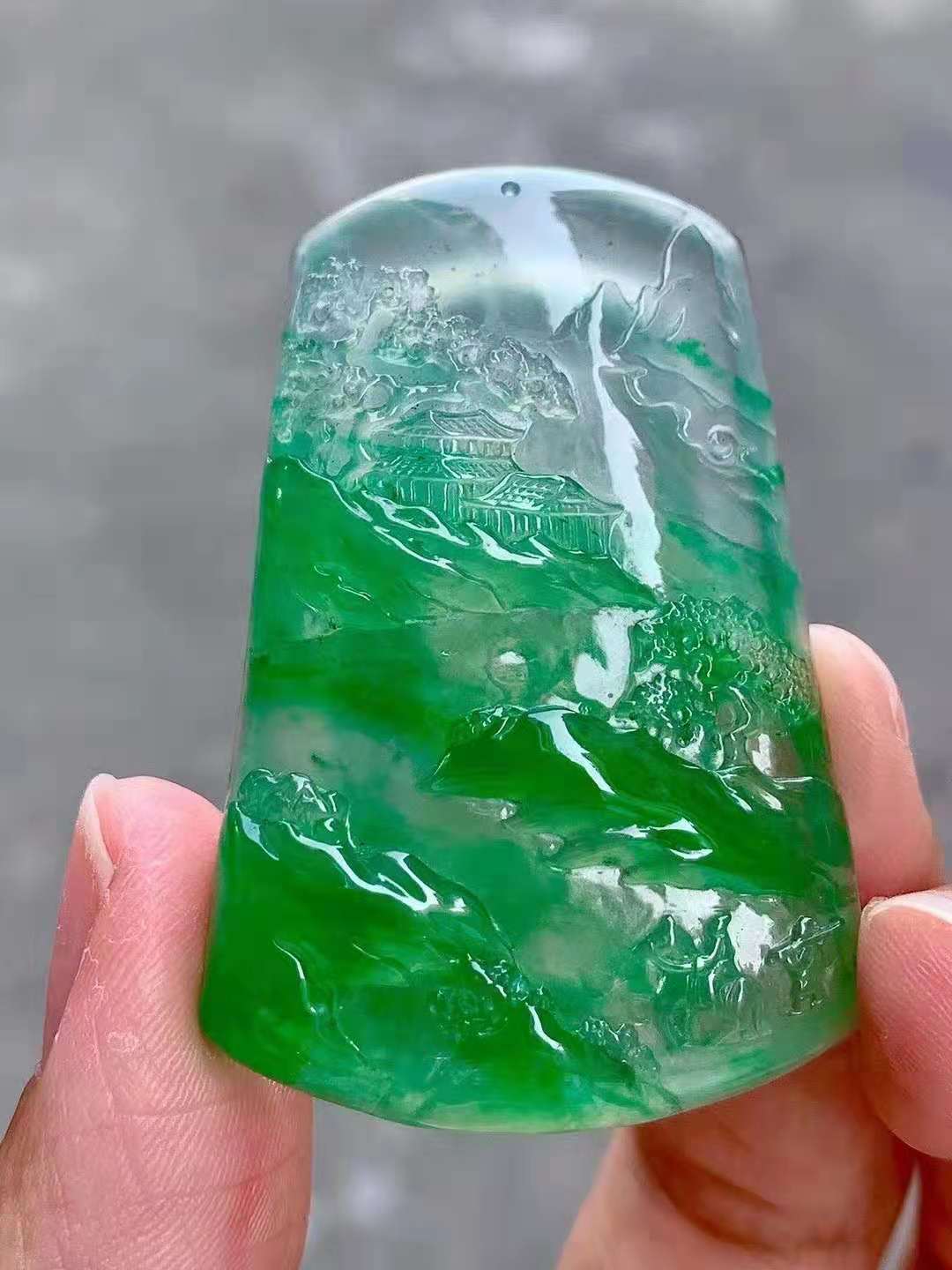 高冰陽綠翡翠大山水牌 剛性起熒光，飄綠花山水意境非常好 尺寸：48.5-33-6.5  喜詢