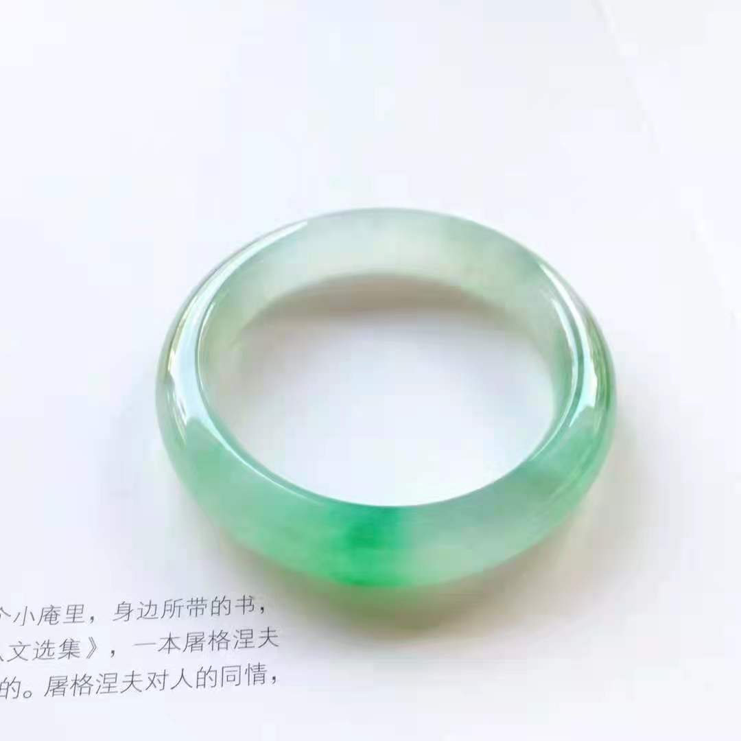54正圈冰種陽綠色翡翠手鐲 尺寸:54/13/9.6mm 有種有色的冰陽綠，水頭好，陽綠色鮮艷亮眼，品相很棒的一款  喜詢