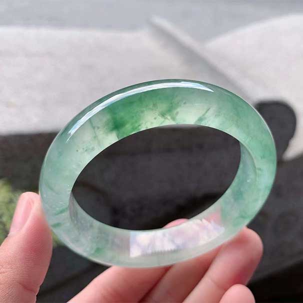 高冰芙蓉花色正圈翡翠手鐲 尺寸：55.5/13.6/8.5mm 底子光滑瑩亮，冰潤，濃郁鮮艷芙蓉綠花，十分顯氣質(zhì)，清雅脫俗 ：六位數(shù)  喜詢