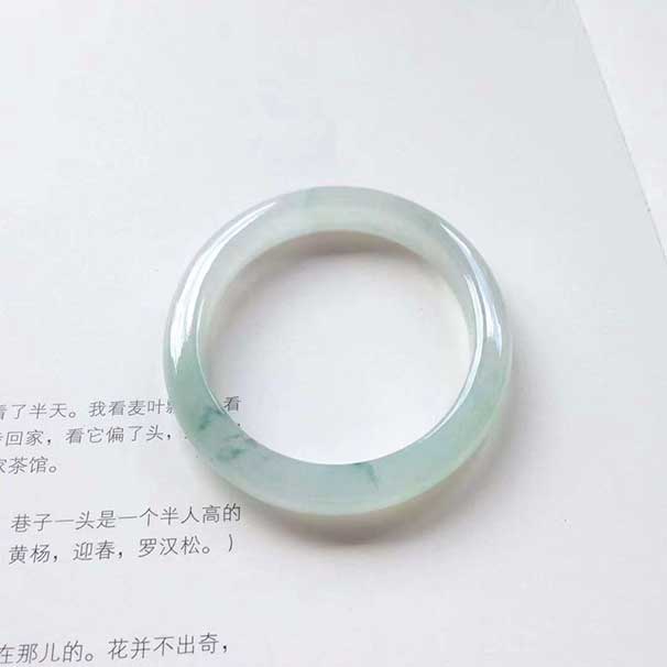 翡翠貴妃種水飄花鐲 貴妃尺寸:53.8/8.5/7mm 短內(nèi)徑47.5mm。正圈51.8可戴 清爽鐲，潤(rùn)感不錯(cuò)，小手寸，適合比較瘦小的妹紙~ ：小萬(wàn)  喜詢(xún)