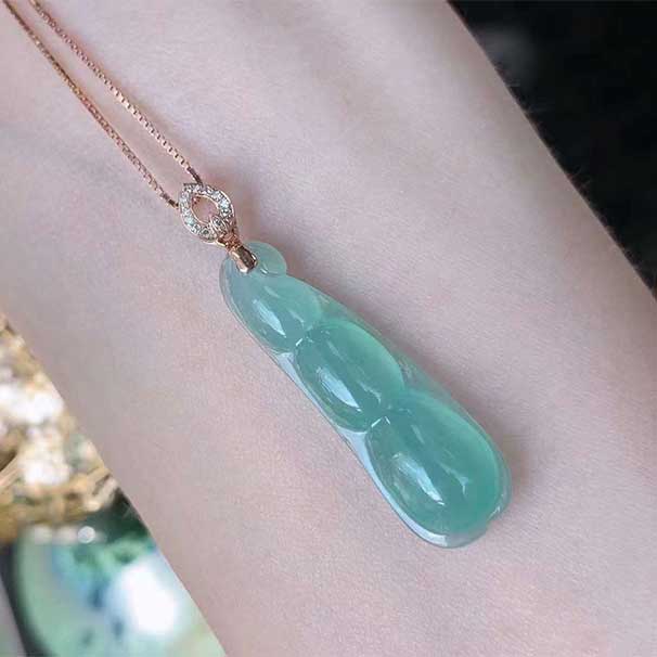 很高級的一枚翡翠四季豆 這個顏色很好看，整體純凈度很高~ 祼石尺寸30.5*9.5*6.2mm 特價不議  1350