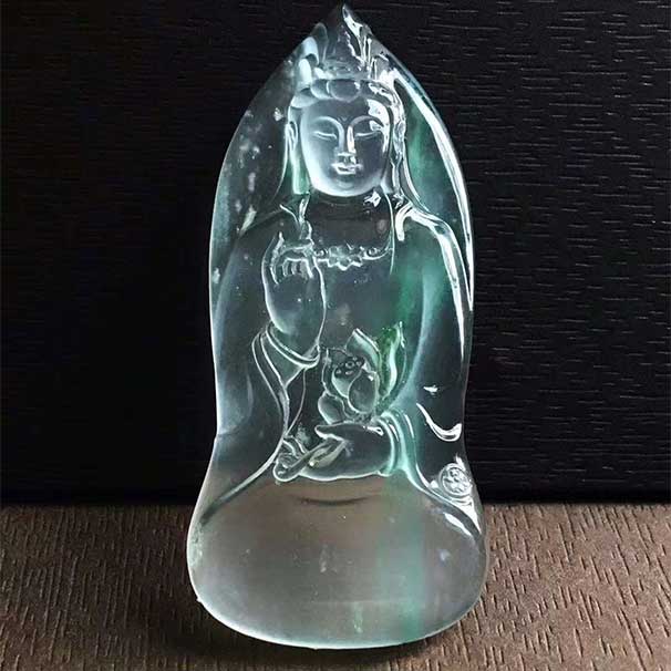 翡翠持蓮菩薩 玻璃種飄金絲綠，晶瑩剔透 種好起強(qiáng)光，鑲嵌佳品意境很美 尺寸：49.3*21.7*3.8mm  喜詢~