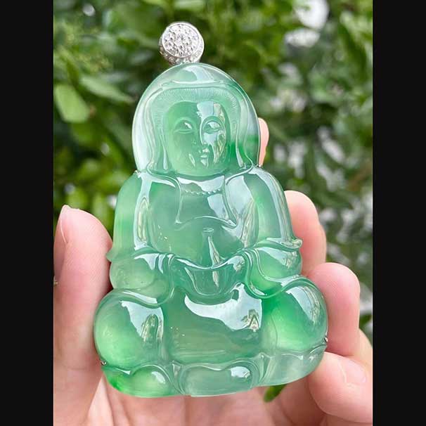 翡翠高冰飄綠大觀音吊墜 行家貨，種水色都佳，喜詢~