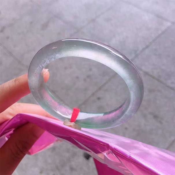 貴妃高冰玻翡翠手鐲 尺寸：55.6-11.5-8.5 有剛性了，光感很強(qiáng)，喜詢~