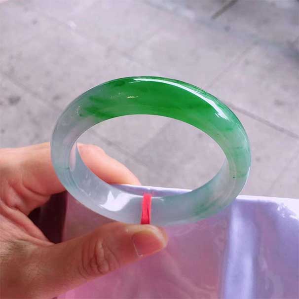 正圈辣色翡翠手鐲 尺寸：55.8-13.5-8.5 種水色都有，喜詢~