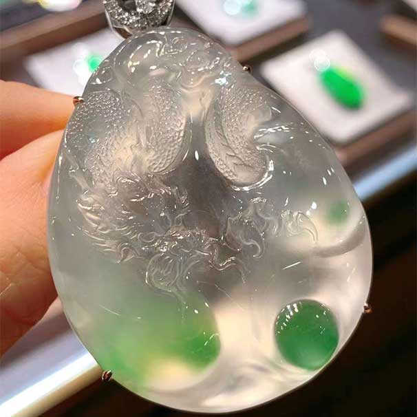 大莊高品質(zhì)翡翠龍牌 雕工非常細(xì)膩，種水很好，收藏推薦?。?整體尺寸63.1*39.2*12.6mm 裸石尺寸49.6*39.2mm 喜詢~
