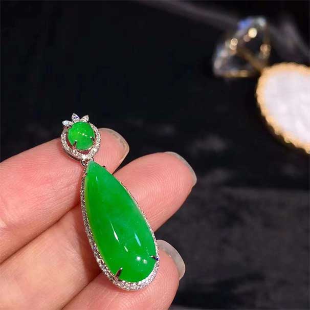 翡翠滿綠水滴吊墜 顏色非常翠，種水好，非常飽滿有厚度！ 11800