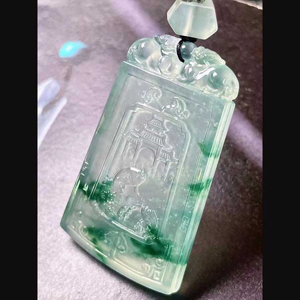 翡翠高冰玻完美仿古牌 看著真的太舒服了，種水是靈魂，飄色是點(diǎn)睛之筆 尺寸：53.3/33/5.6   喜詢~